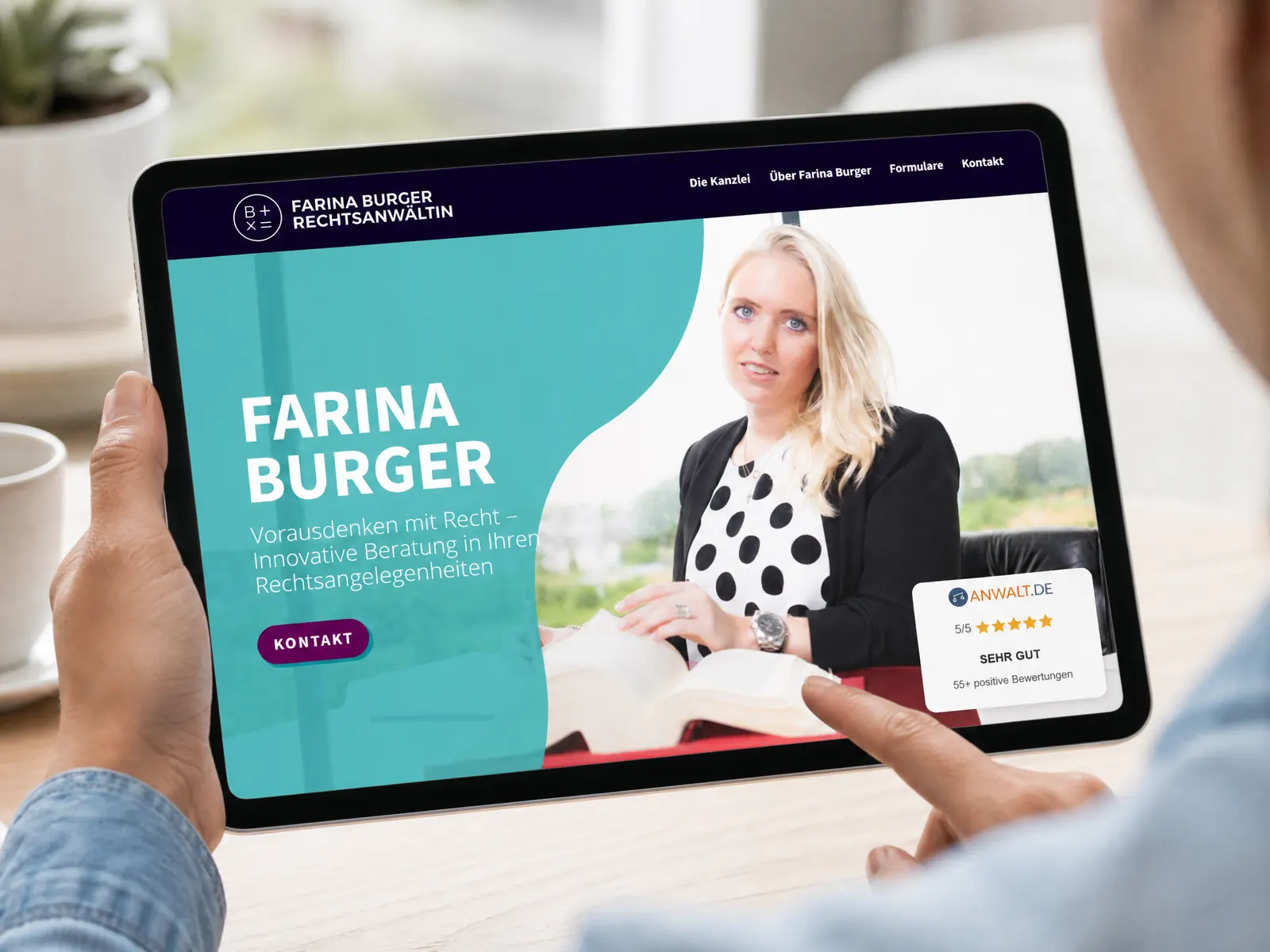 Website-Referenz Farina Burger Rechtsanwältin auf einem iPad