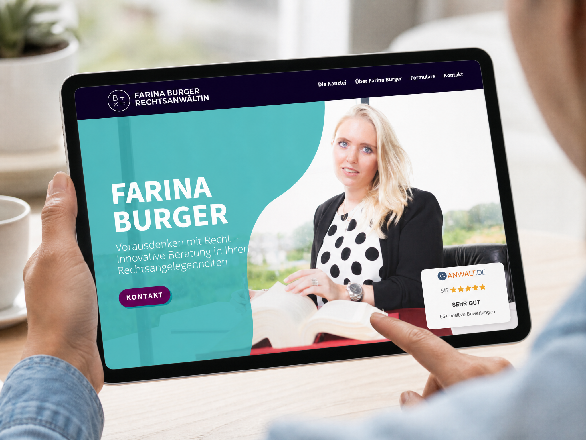 Website-Referenz Farina Burger Rechtsanwältin auf einem iPad